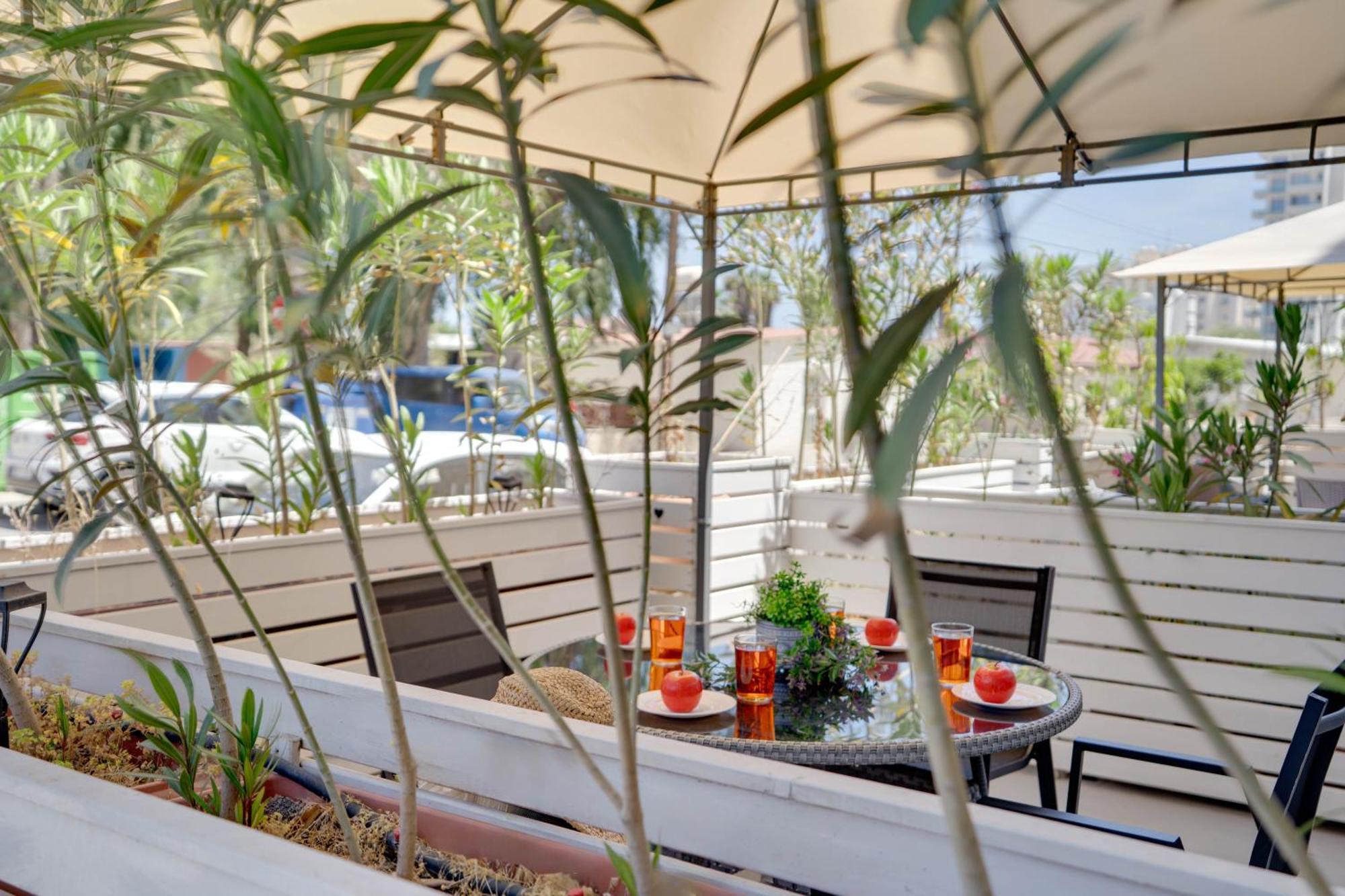 Atlantis Apartments 50M From Makenzy Seafront لارنكا المظهر الخارجي الصورة