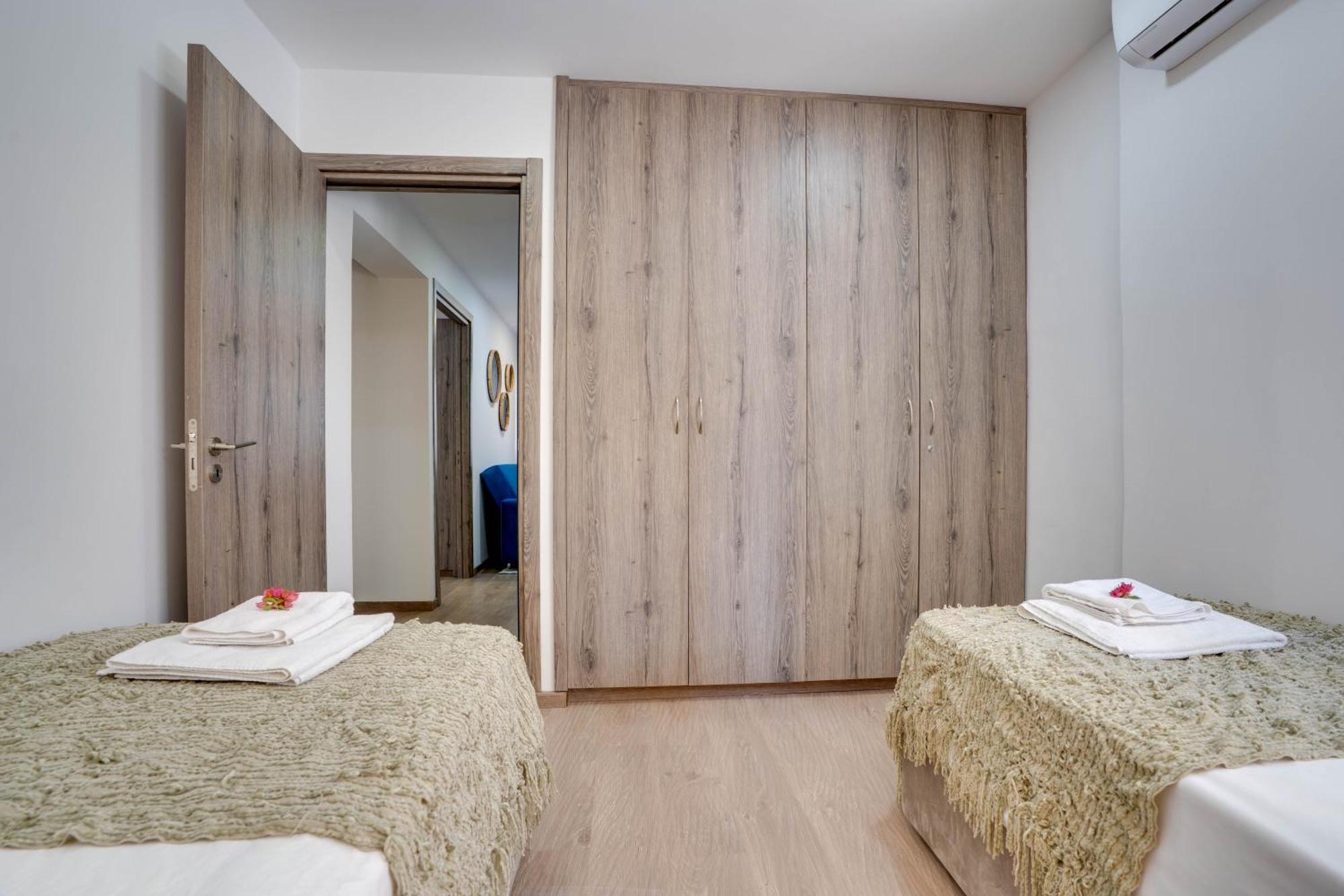 Atlantis Apartments 50M From Makenzy Seafront لارنكا المظهر الخارجي الصورة