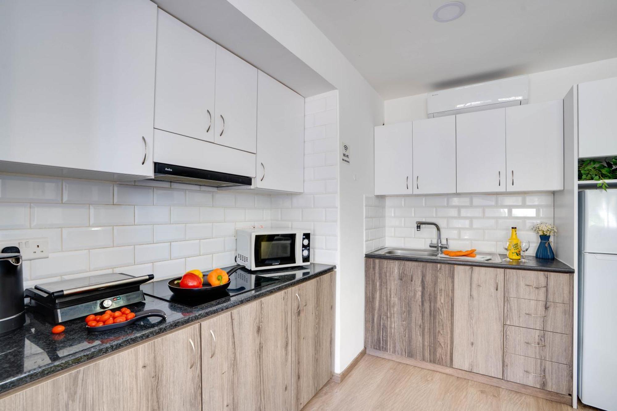 Atlantis Apartments 50M From Makenzy Seafront لارنكا المظهر الخارجي الصورة